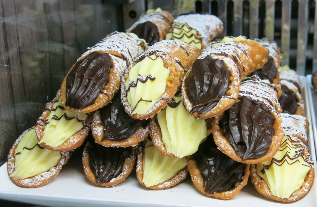 How can you resist cannoli like these?